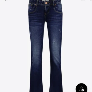 Mörkblå ltb Valarie jeans  - Säljer ett par mörkblå bootcut jeans med låg midja och lätt slitna detaljer framtill. Jeansen har klassisk femficksdesign och stängs med dragkedja och knapp. Perfekta för dig som gillar en retroinspirerad look.