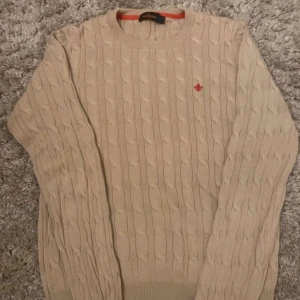 Beige Morris tröja  - Säljer en beige kabelstickad tröja från Morris. Pris går att diskuteras