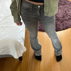 grå jeans - Säljer gråa jeans som är väldigt lite använda och är i riktigt bra skick!