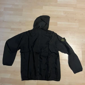 Svart vindjacka från Stone Island - Svart vindjacka från SI. Oanvänd, pris kan diskuteras 