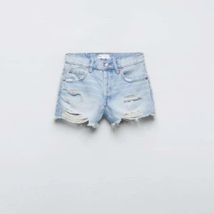 Ljusblå slitna jeansshorts - Säljer ett par ljusblå jeansshorts med slitna detaljer från zara. Perfekta för sommaren då det är ”luftiga”💞 Köpta genom Plick och endast använt 3,4 gånger i min ägodel. Dom är som nya(tvättar såklart innan jag postar)pris går att diskutera💞