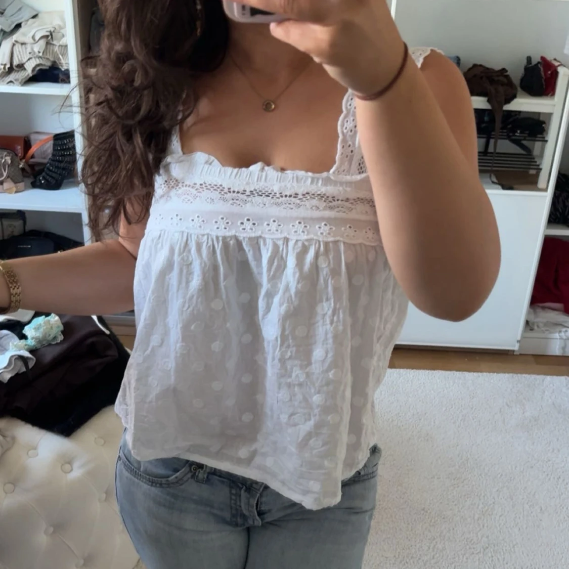 Vit broderad linnetopp med spetsdetaljer - 1