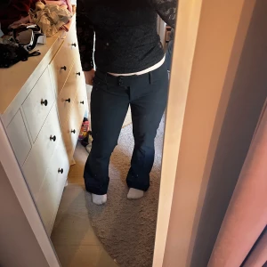 Svarta kostymbyxor med bootcut - Snygga svarta kostymbyxor med bootcut passform och låg midja. Super sköna och stretchiga! Hör av er vid frågor 