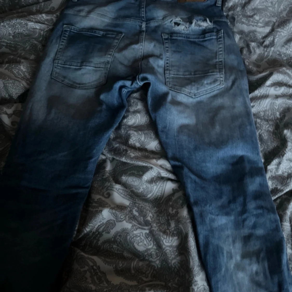 Blå slitna jeans med trasiga detaljer - 1