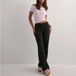 Svarta kostymbyxor med låg midja - Snygga svarta kostymbyxor med låg midja och raka ben. Byxorna har klassisk passform och stilren look, perfekta att matcha med crop tops eller skjortor. Tidlös design som funkar till många olika outfits. Skriv för privata bilder 💕