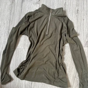 ZacZess baselayer - ZacZess ”baselayer” i strl xxs, färgen Olive. Använd men i fint skick utan defekter. Tvättas innan den postas!
