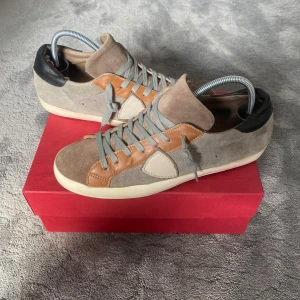 Philippe model skor - Tja! Säljer nu dessa feta Philippe model skorna! Skorna är i mocka! Skorna är i fint skick! Storlek 42’ skriv vid frågor eller bilder! Vid snabbaffär=bättre pris