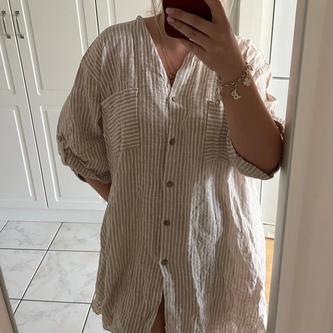 Beige och vit randig klänning  - 3