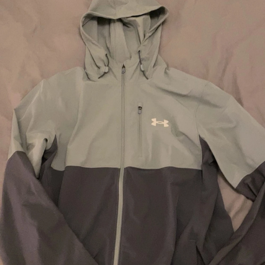 Grå träningsjacka och byxor från Under Armour - 90