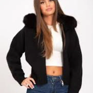 Alessa jacka  - Aldrig använd, postar direkt. Kan gå ner i pris vid snabb affär 