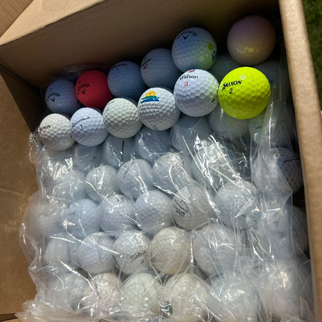 Låda med blandade golfbollar. - 1