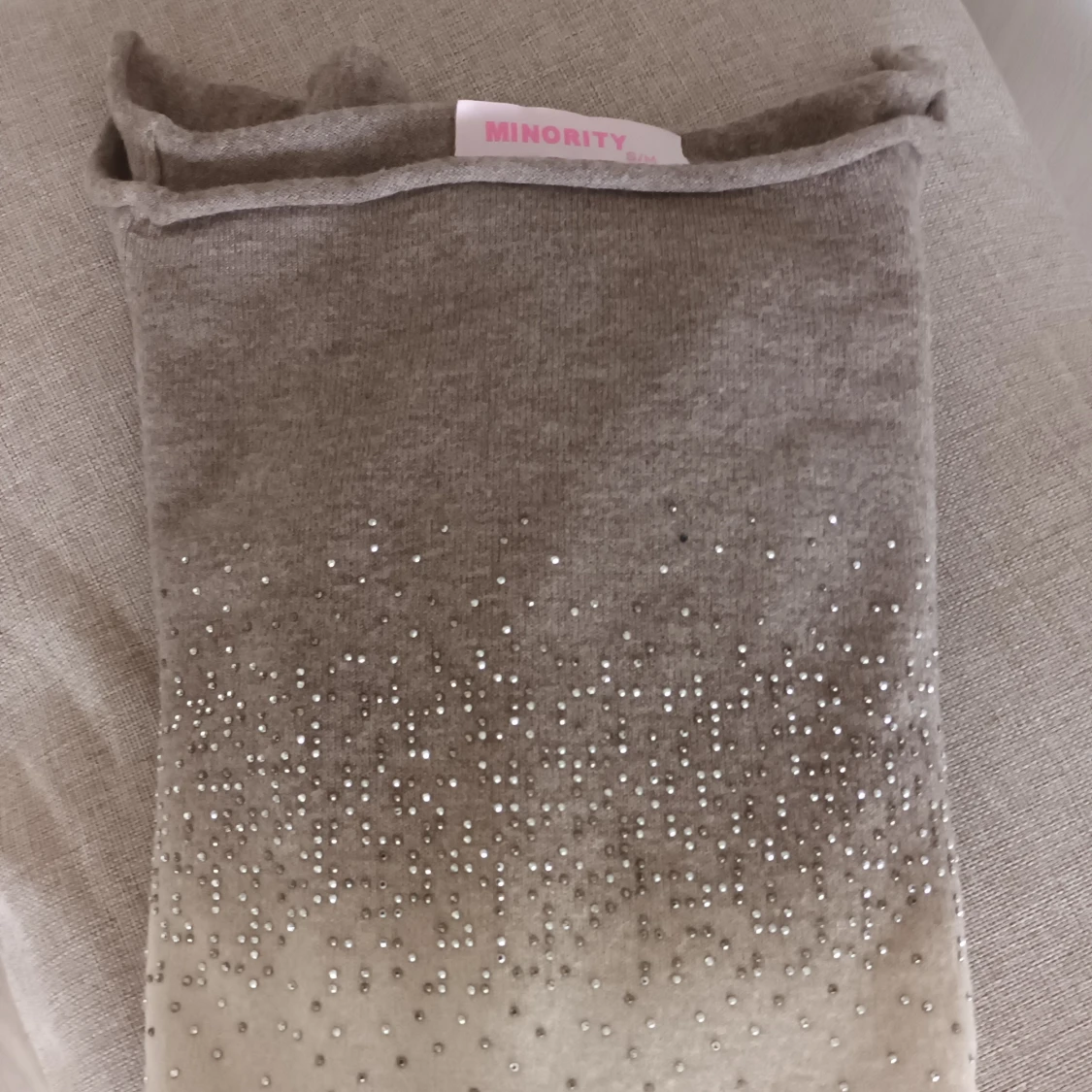 Beigemelerad tröja med strass från Minority
