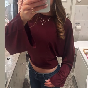 Vinröd figursydd tröja missäy - Säljer denna supersnygga figursydd tröja från Missäy som är helt slutsåld❤️❤️ tveka inte om att fråga nåt eller för fler bilder. 💞💞den har ett knappt märkbart märke, kolla sista bild men de syns knappt. 