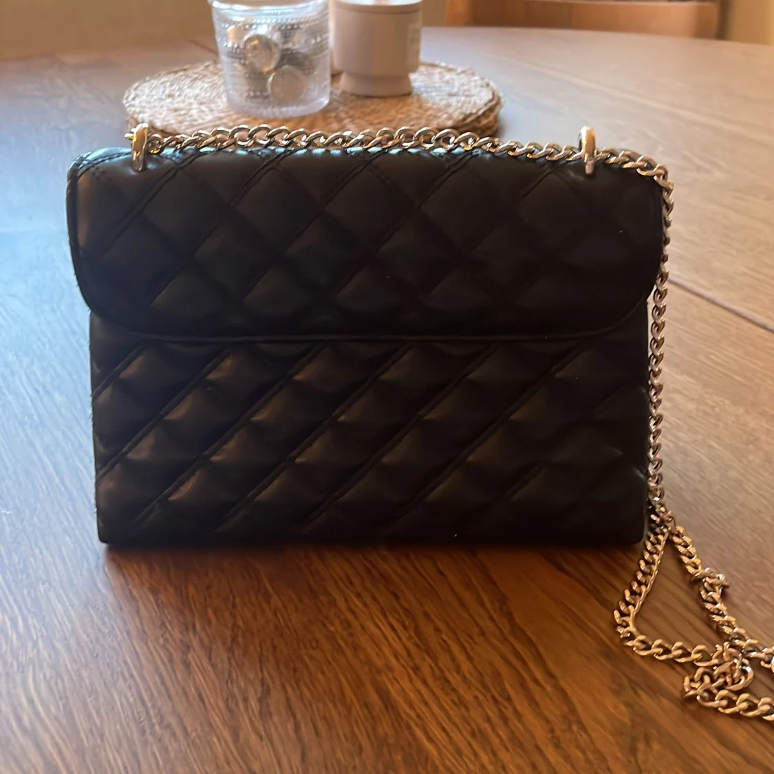 Svart quiltad axelväska från H&M - 1