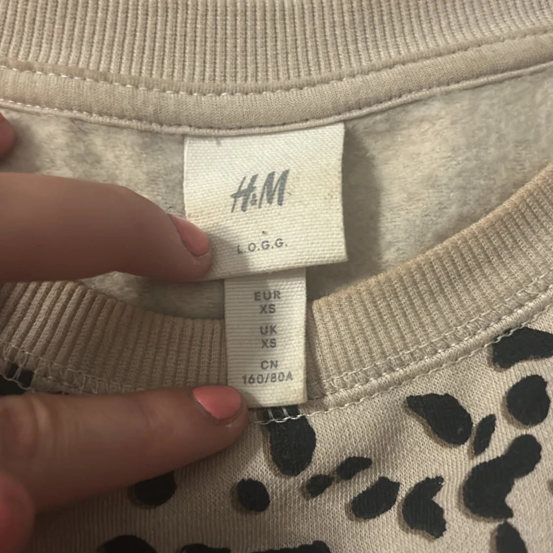 Beige leopardmönstrad sweatshirt från H&M - 1