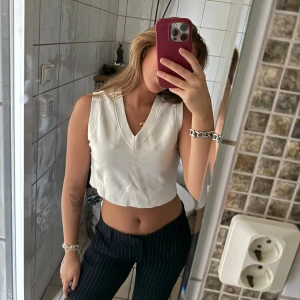 Vit croppad linnetopp med v-ringning - Säljer en vit croppad linnetopp med v-ringning🌟