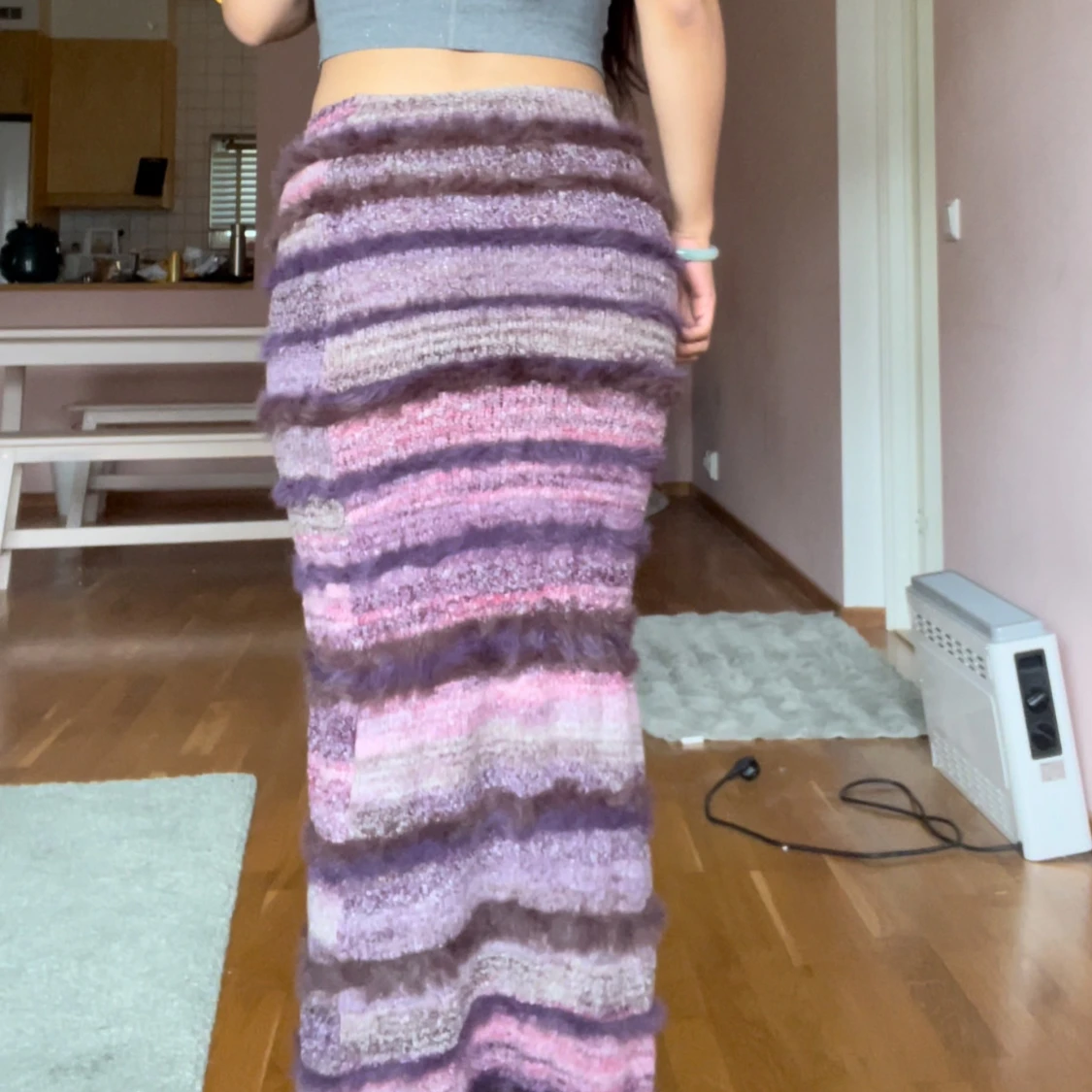 Långkjol i stickat material med lila och rosa ränder - 2