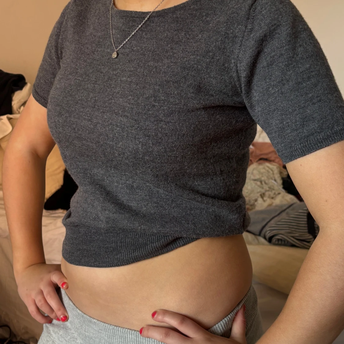 Mörkgrå croppad stickad tröja - 1