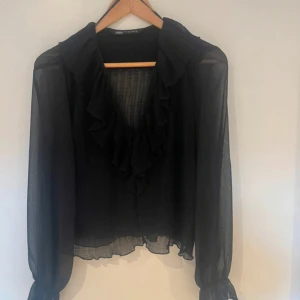 Svart blus  - säljer denna jätte fina blusen från zara! 