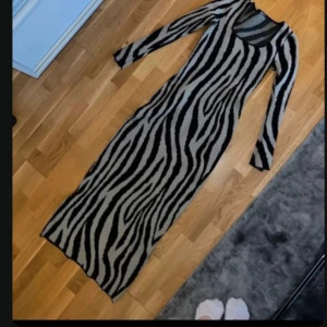 Zebra Maxi klänning 🦓 - Maxi klänning från Gina tricot, använd 1 gång, nypris 599kr 💗