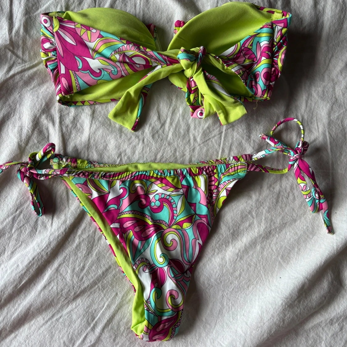 Färgglad bandeau bikini med knyt - 1