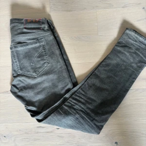 Dondup jeans - Schyssta dondup jeans i modellen George storlek 31. Tvätt: Dye sand. Inga defekter.