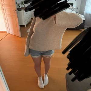 Blå jeansshorts från ONLY  - Snygga blå jeansshorts från ONLY med hög midja. Storlek S och aldrig använda💞