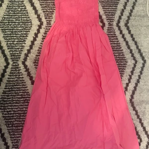 Rosa bandou klänning  - Med prislapp kvar och går att ha som lång kjol också 