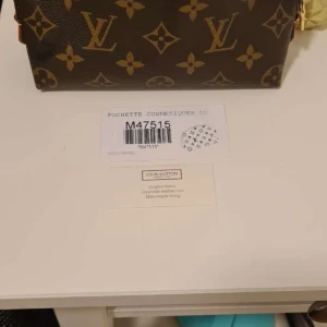 Louis Vuitton necessär - En louis Vuitton necessär ”äkta” kolla serienumret på bilden. Nyskick inga skador priset kan diskuteras vid snabbaffär orginalpris: 5550