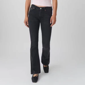 Svarta bootcut jeans från Gina Tricot - Säljer dessa super fina svarta jeans från Gina tricot. Jeansen är i fint skick, skriv om ni har några funderingar❤️😊 Nypris på jeansen är 500 kr