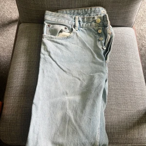 Ljusblå jeans från Zara - Säljer ett par ljusblå jeans från Zara i storlek 44. Lite mer baggy modell. Hör av er vid funderingar!