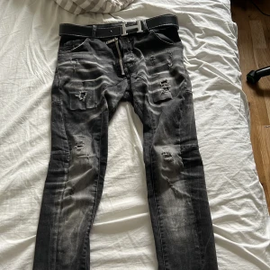Svarta Dsquared2 biker jeans, stl 44 - Säljer nu mina svarta dsq2 byxor. Tar byten. Passar bra om man är 175 - 180cm. Nypris 7,500kr
