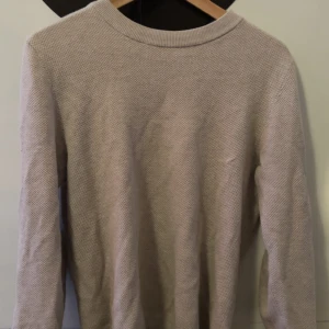 Beige bläck tröja  - Säljer denna stickade tröja ifrån bläck, storlek S men passar mer eller mindre! PM FÖR MER INFO📍