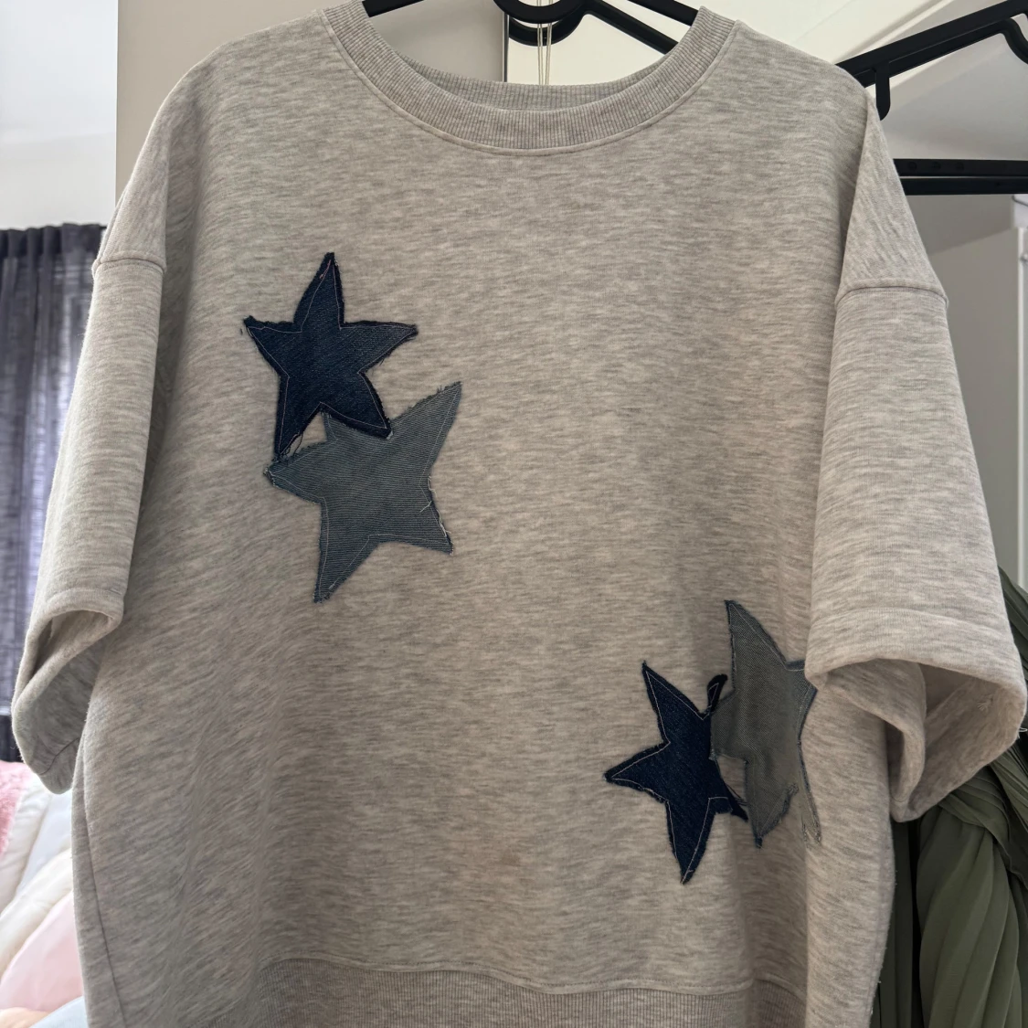 Grå tjocktröja med stjärnor - 2