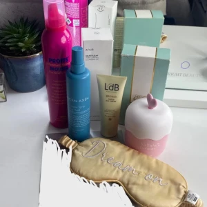 Skönhet  - Innehåller en kroppskräm i Youth-Dew från Estée Lauder- ca 70% kvar, en kräm från LdB - använd 2 ggr så mycket kvar,  en hårmousse - ca 20% kvar, en rosa bubble former med hjärtformad design - använd ca 5 ggr,  saltvattensprej från Björn Axén - tagit ca 10 sprut korken har dock gått sönder men är tejpad. Även en sovmask som det står ”dream on” på - använd någon gång, se skicket på bilden. Och en cleansing oil från anua heartleaf - ca.  60% kvar. 