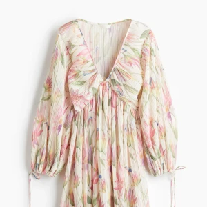 Blommig klänning  - Helt ny klänning från H&M med prislappen kvar. Storlek S💓
