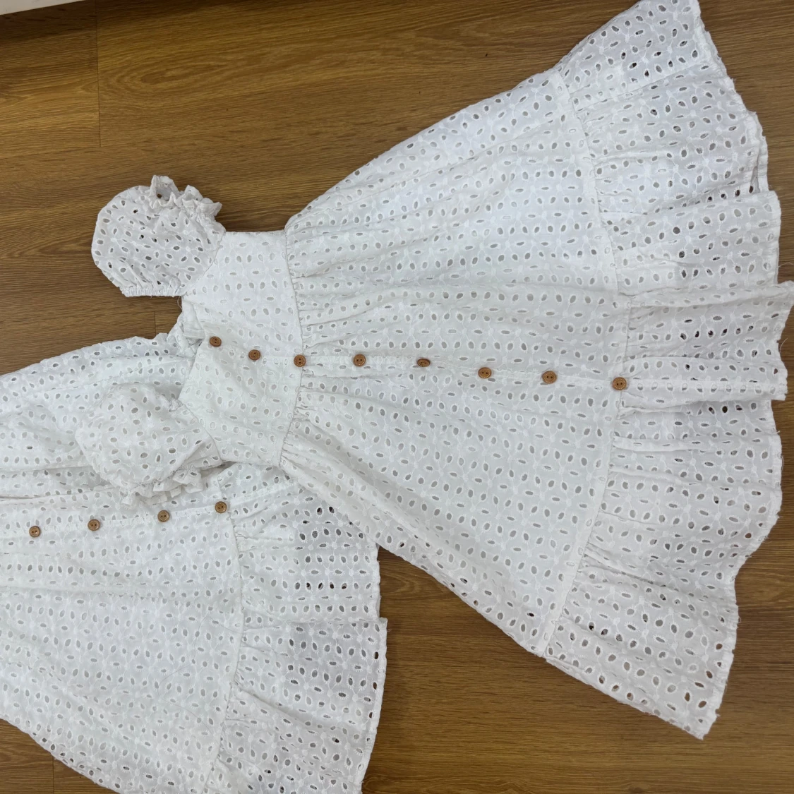 Vit broderad sommarklänning med volang - 1