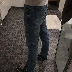 Nudie jeans  - Feta nudie jeans i modellen Steady Eddie ll. Nästan aldrig använda. Färgen är Blue Tornado. W 29 L30. 