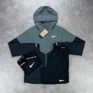 Grey and black Nike miler set - Förbeställ Nike miler set äkta i perfekt kvalitet från ett få tall kvar i S och M.