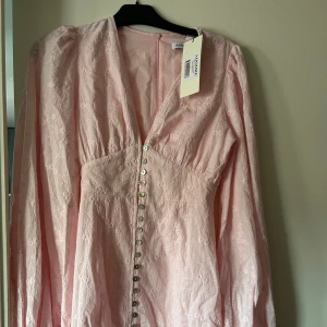 Rosa adoore klänning  - Den rosa slutsålda adoore klänningen positano i strl 34 🙌🏽super fin o helt ny! Pris kan diskuteras 
