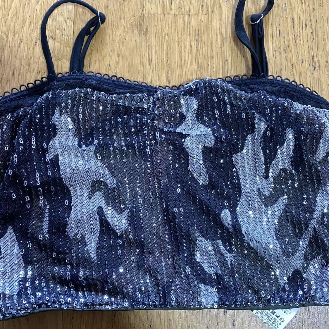 Glittrig camouflage topp från Romwe - 2