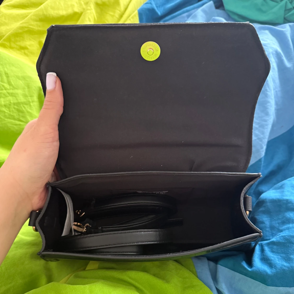 Svart axelväska med krokoprägling - 2