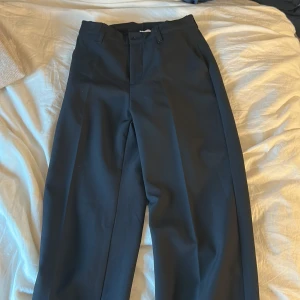 Svarta kostymbyxor med rak passform - Snygga svarta kostymbyxor med klassisk rak passform och pressveck. 