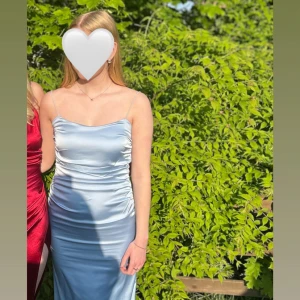 Ljusblå Satin Klänning - Ljusblå jätte fin balklänning med öppen rygg. Den är endast använd en gång och är i oanvänt skick. Klänningen är uppsydd så den passar mig som är ca 165-170 cm. Det ör bara skriva om ni undrar något🤍Pris går att diskuteras💕