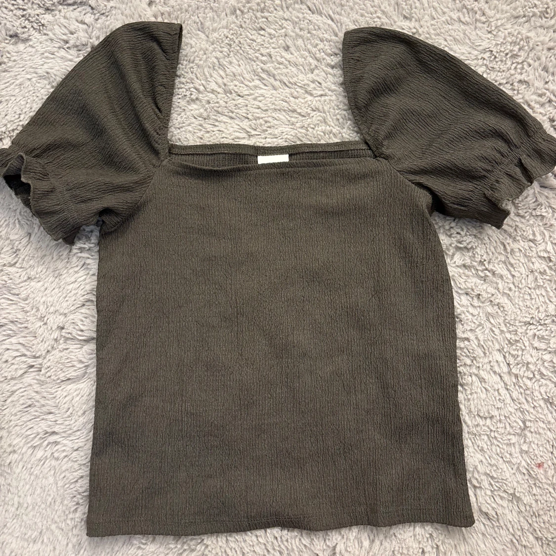 Mörkgrön topp med puffärmar - 1