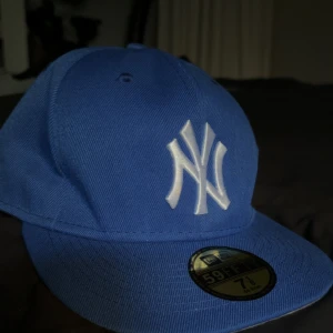 Blå New Era Yankees keps  - Säljer denna skit feta new era yankees kepsen✌️ helt ny använd max 3 gånger. Skriv för mer info
