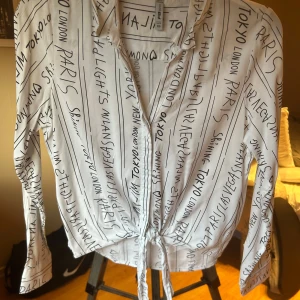 Vit skjorta  - En fin vit skjorta med tryck! Säljes pga att den inte längre är min stil därav har jag använt den 1-2 gånger sedan jag köpte den. 🌸 Storlek XS 🩷