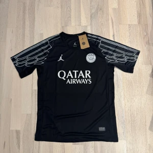 PSG Desire doue - Helt ny med tagg. Svart psg 24/25 Doue 14. Skriv vid behov av mer bilder eller tankar. 