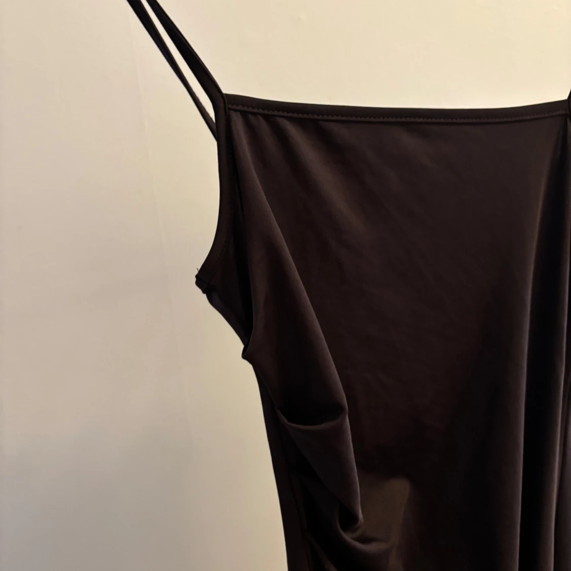 brun långklänning med smala axelband - 1