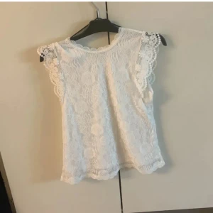 Vit spetsblus - Supersöt vit blus i spets. Knappt andvänd. Säljer eftersom den inte passar mig längre. 💞